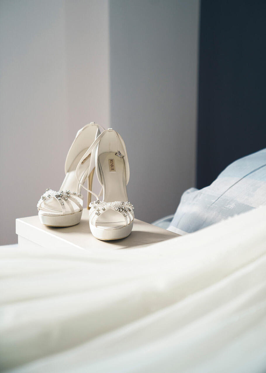 Zapatos blancos del vestido de la novia.